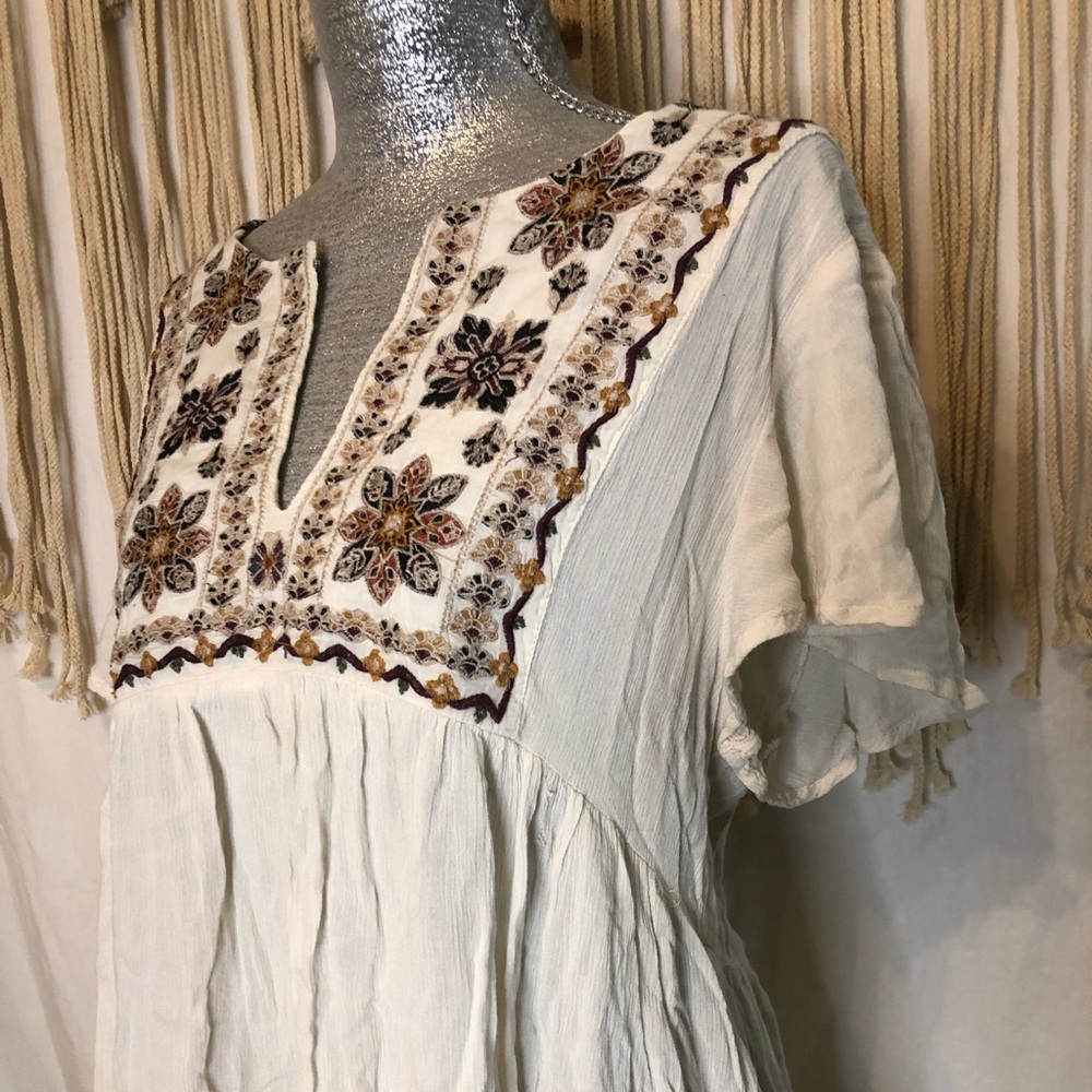 🌿 Boho flowy shirt with cute design on the chest